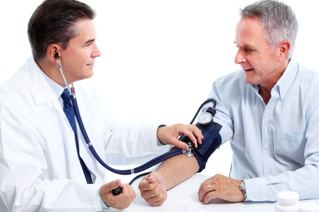 Medicul măsoară presiunea pacientului cu hipertensiune arterială